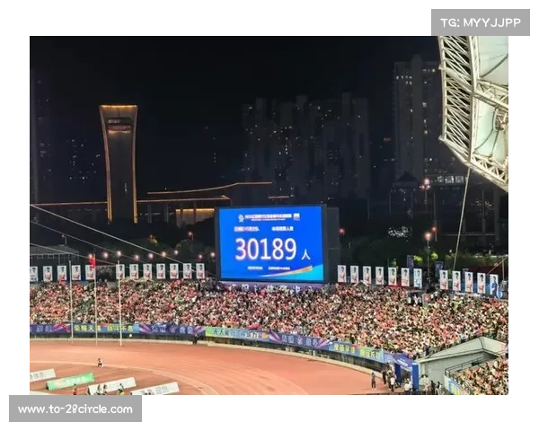 埃斯佩兰斯球迷终场哨响后自发清理看台垃圾展现责任与爱心